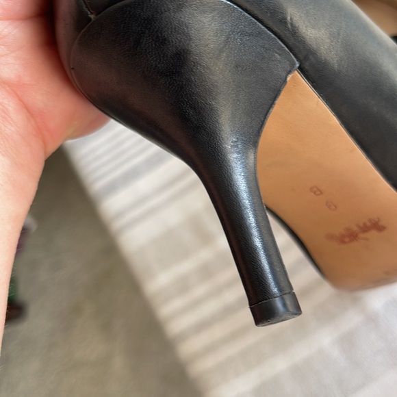 COACH “ZAN” black patent & leather heels, with silver “Coach” emblem. Size 9. - Picture 11 of 16